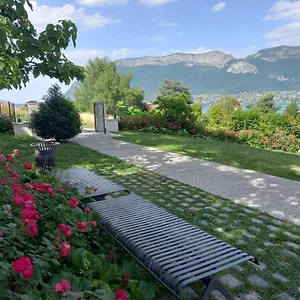 Appartement 100m Lac Et Piste Cyclable Avec Parking Gratuit, Sévrier